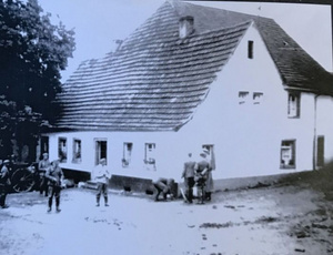 Geburtshaus mit Soldaten