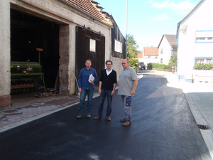 Auf dem Bild Herr Mathias Höfli (Fa. Höfli), Herr Werner (Ingenieurbüro Schönhofen) und Ortsbürgermeister Dirk Wagner