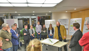 Foto: Dr.-Ing. Thomas Fischer (TU Kaiserslautern, FG Stadtumbau + Ortserneuerung) und Ortsbürgermeister Dirk Wagner bei der Erörterung des studentischen Konzeptes für die Revitalisierung der Bahnhofstraße